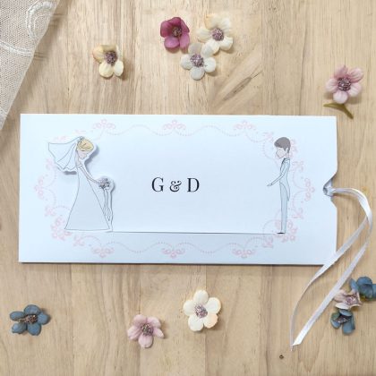 Partecipazione per matrimonio spiritosa e divertente realizzata a mano, personalizzata. Tirando il nastrino si estrae il biglietto e la sposa raggiunge lo sposo.