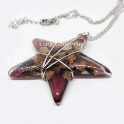 Collana realizzata a mano con ciondolo a forma di stella marina di vetro.