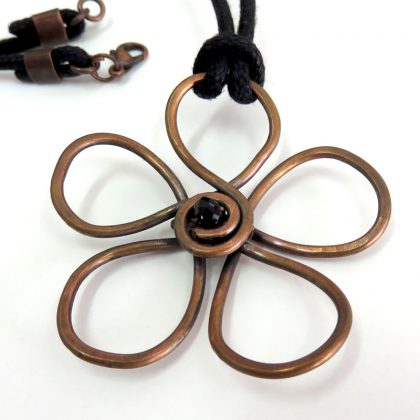 Collana con ciondolo a forma di fiore realizzato a mano con la tecnica wire in rame anticato.
