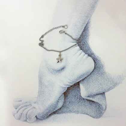 Cavigliera realizzata a mano con charme a forma di stella.