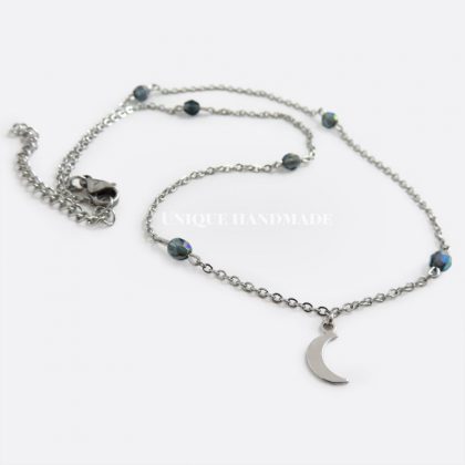 Collana con pendente realizzata a mano con mezzi cristalli e ciondolo a forma di luna.