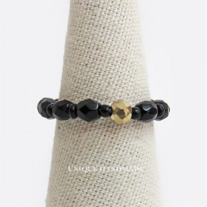 Anello realizzato a mano con mezzi cristalli distanziati da piccole perline di vetro da 2 mm.