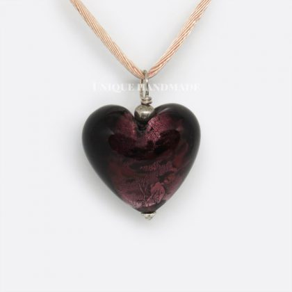 Collana realizzata a mano con cordoncino satinato rosa skin e ciondolo in vetro a forma di cuore.