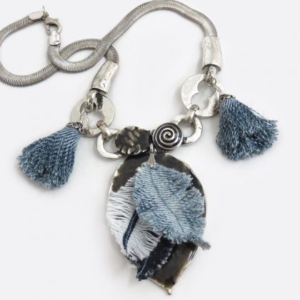 Collana con foglie e nappine pendenti fatti a mano in denim.