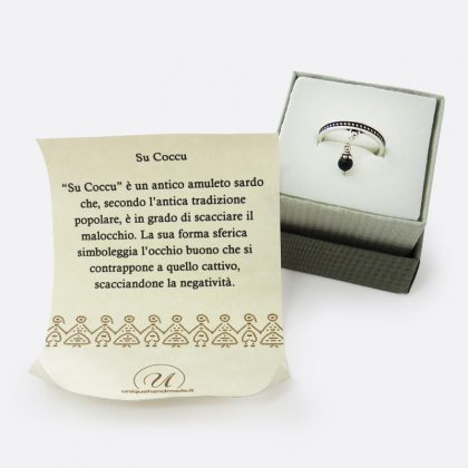 Anello anticato in stile etnico con ciondolo su coccu in onice nero.