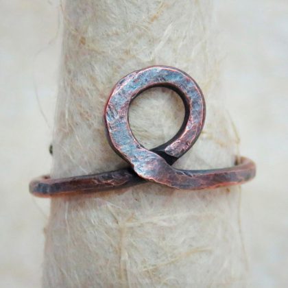 Anello in rame anticato in stile etnico realizzato artigianalmente con la tecnica wire.