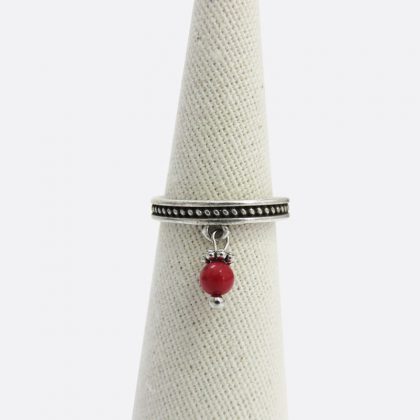 Anello anticato in stile etnico con ciondolo su coccu rosso