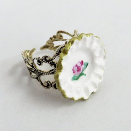 Anello in filigrana regolabile con piattino in stile vintage.