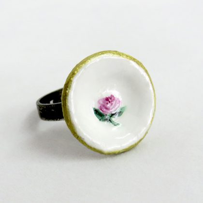 Anello regolabile con piattino in stile vintage, modellato artigianalmente senza l'uso di stampino e decorato a mano.