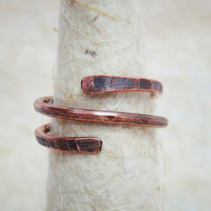Anello regolabile dal particolare design a serpentina realizzato a mano con la tecnica wire in rame anticato.