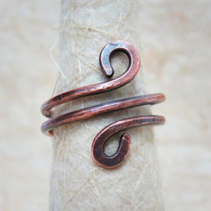 Anello regolabile dal particolare design a spirale realizzato artigianalmente con la tecnica wire in rame anticato.