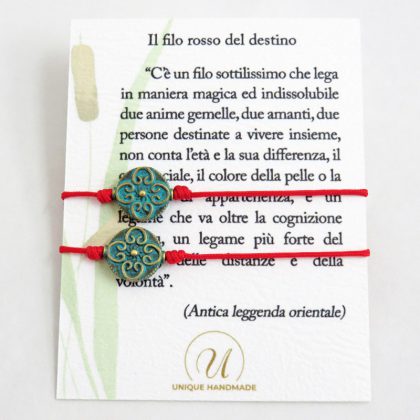 Bracciali fatti a mano ispirati all'antica credenza orientale che racconta come le anime gemelle siano legate da sempre e per sempre da un sottilissimo filo rosso.