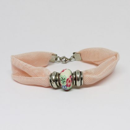 Bracciale realizzato a mano in morbido tulle elastico con passanti centrali. Accessorio perfetto per le damigelle d'onore.