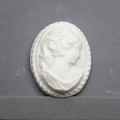 Gessetto decorativo a forma di cammeo, adatto alla decorazione di creazioni homemade come segnaposto, bomboniere, chiudi pacco, calamite e altro.