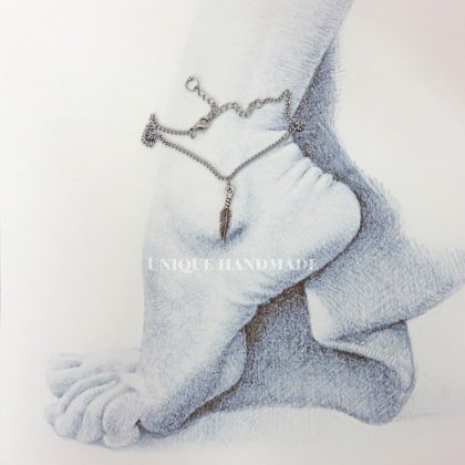 Cavigliera realizzata a mano con charme a forma di piuma.