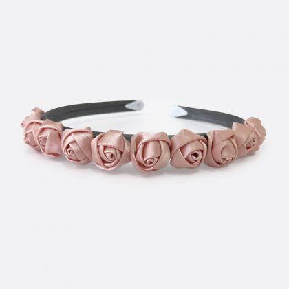 Cerchietto con roselline di raso realizzato a mano.