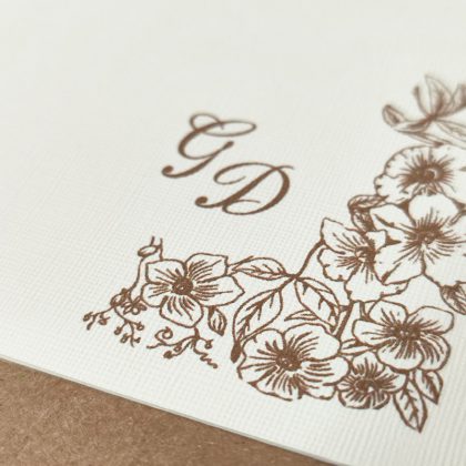 Partecipazione classica per matrimonio, realizzata a mano con particolare cartoncino dall’effetto lino, completo di busta, personalizzabile