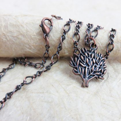 Collana realizzata a mano con originale ciondolo rappresentante l'albero della vita.