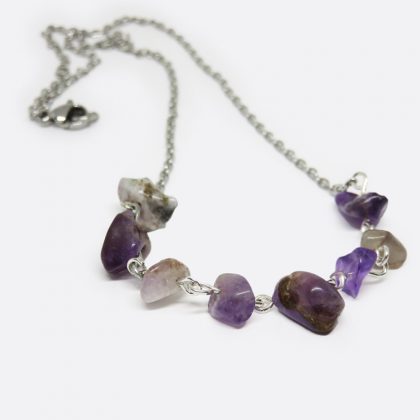 Collana in acciaio inox realizzata a mano con otto pietre di ametista.