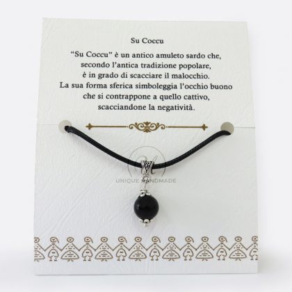 Collana, fatta a mano in cordoncino cerato, con amuleto sardo, Su Coccu, in pietra ossidiana nera.