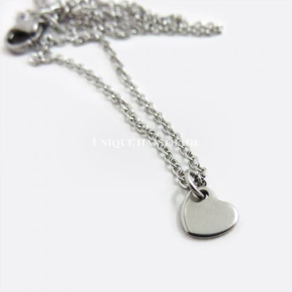 Collana in acciaio realizzata a mano con piccolo ciondolo a forma di cuore. Disponibile in due versioni: acciaio e dorato.