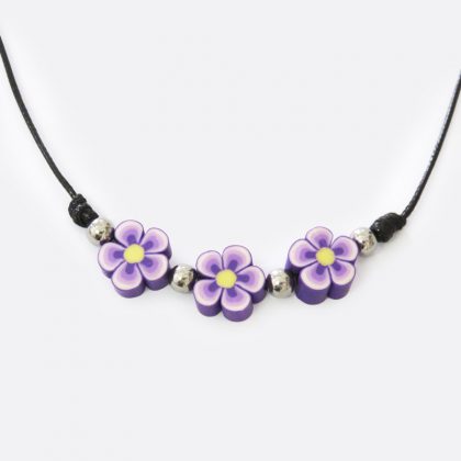 Collana realizzata a mano, stile boho, con perle a forma di fiorellino dalle tonalità del viola.