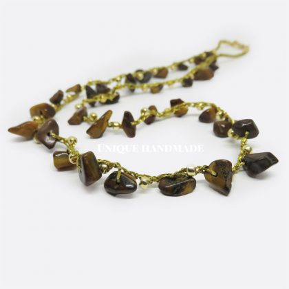 Collana realizzata a mano con pietre occhio di tigre infilate su filo dorato lavorato all'uncinetto.