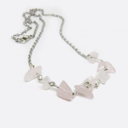 Collana realizzata a mano con pietre irregolari di quarzo rosa.