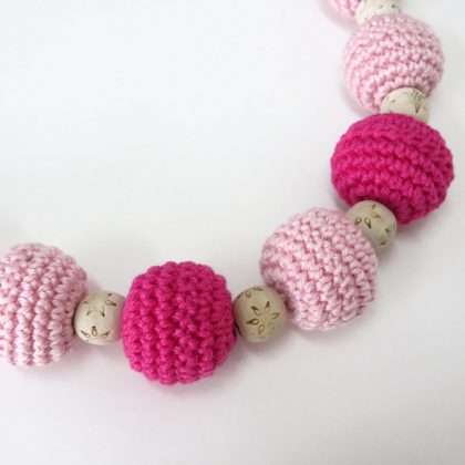 Collana realizzata a mano con morbide palline rosa fatte all'uncinetto.