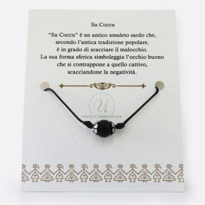 Collana, fatta a mano in cordoncino cerato, con amuleto sardo, Su Coccu, in pietra ossidiana nera.