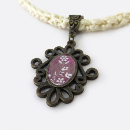 Collana realizzata a mano all’uncinetto con medaglione stile barocco, color bronzo antico, con cabochon in vetro.