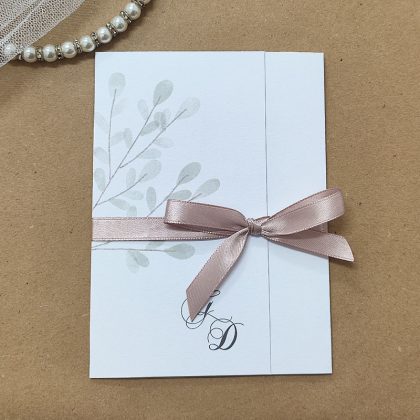 Partecipazione per matrimonio decorata con nastrino rosa di raso, realizzata a mano, personalizzata.