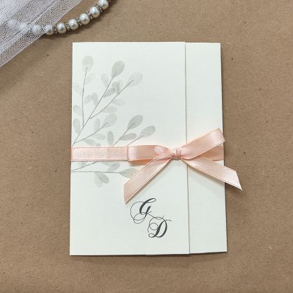 Partecipazione per matrimonio con con nastrino decorativo in raso, realizzata a mano, personalizzata.