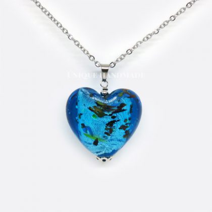 Collana realizzata a mano, con ciondolo a forma di cuore in vetro, montato su una catenina in acciaio inox.