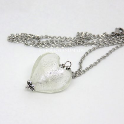 Collana realizzata a mano con ciondolo a forma di cuore in vetro, montato su una catenina in acciaio inox.