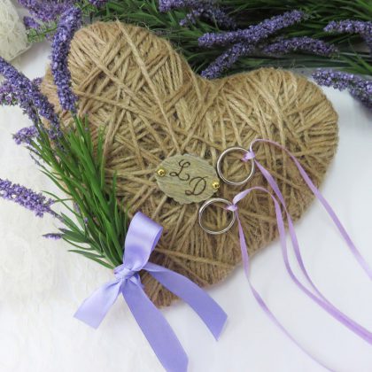 Portafedi per matrimonio shabby a cuore, fatto a mano in iuta con rametti di lavanda e targhetta di legno personalizzata con le iniziali degli sposi