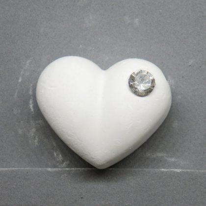 Gessetto decorativo a forma di cuore con punto luce, adatto alla decorazione di creazioni homemade come segnaposto, bomboniere, chiudi pacco, calamite e altro.