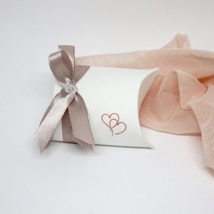 Scatolina portaconfetti per matrimonio con cuori e fiocchetto di raso personalizzabile.