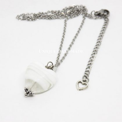 Collana realizzata a mano con ciondolo a forma di cuore in vetro bianco variegato.