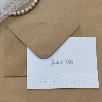 Partecipazione per matrimonio in stile country chic con particolare decorazione di fiorellini in rilievo, realizzata a mano, personalizzata, completa di busta.