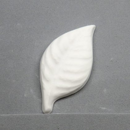 Gessetto decorativo a forma di foglia, adatto alla decorazione di creazioni homemade come segnaposto, bomboniere, chiudi pacco, magneti e altro.