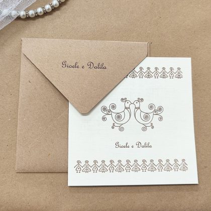 Partecipazione per matrimonio a tema Sardegna quadrata, realizzata a mano con cartoncino dall’effetto lino, completa di busta personalizzata.