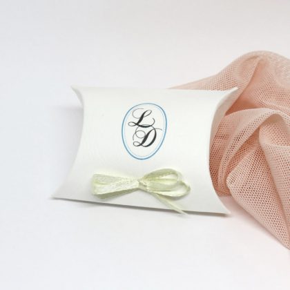 Scatolina portaconfetti fatta a mano con monogramma personalizzato.