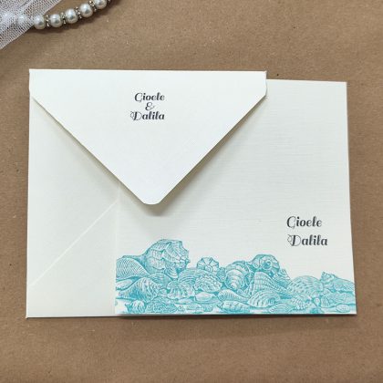 Partecipazione per matrimonio quadrata a tema mare, realizzata a mano con cartoncino dall’effetto lino, completa di busta personalizzata.