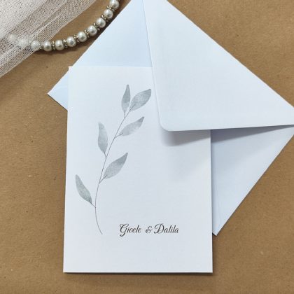 Partecipazione per matrimonio in stile minimal, realizzata a mano, personalizzata, completa di busta, ad un prezzo molto conveniente.