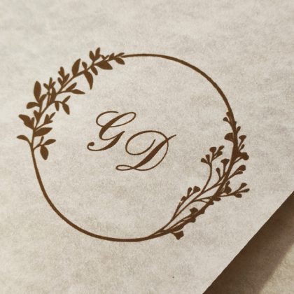 Partecipazione per matrimonio con monogramma, fatta a mano su cartoncino nuvolato, completa di busta.