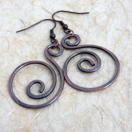 Orecchini a monachella con pendenti dal particolare design a spirale.