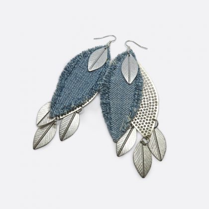 Orecchini pendenti realizzati a mano con grande foglia in denim e piccole foglioline in metallo colore argento.