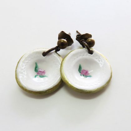 Orecchini a perno con piattini in stile vintage, modellati artigianalmente senza l'uso di stampini.