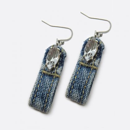 Orecchini realizzati a mano in denim con strass a forma di navetta